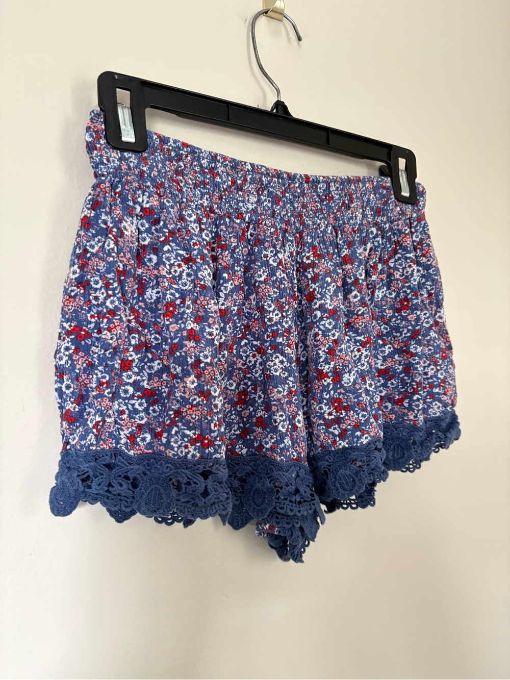 Xhilaration Blue Floral Smocked Waist Lace Shorts Size Small - Picture 2 of 9